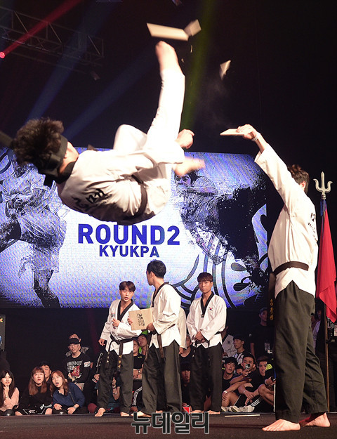 ▲ 격파 퍼포먼스를 보여주는 '레드불 킥잇 2016(Red Bull Kick It 2016)'의 우승자 미르메 소속 신민철 선수  ⓒ 뉴데일리 공준표