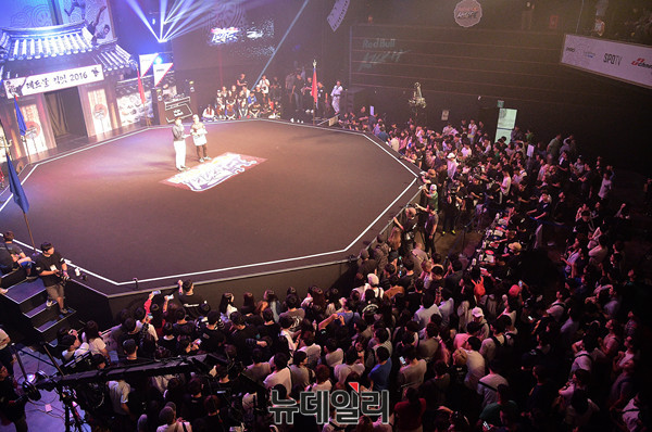 ▲ 격파 퍼포먼스를 보여주는 '레드불 킥잇 2016(Red Bull Kick It 2016)'의 우승자 미르메 소속 신민철 선수  ⓒ 뉴데일리 공준표