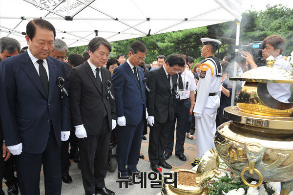 ▲ 국민의당 박주선 국회부의장과 안철수·천정배 전 대표 등 지도부가 지난달 18일 서울 동작동 국립현충원에서 엄수된 김대중 전 대통령의 6주기 추도식에서 헌화 분향한 뒤 묵념하고 있다. ⓒ뉴데일리 이종현 기자
