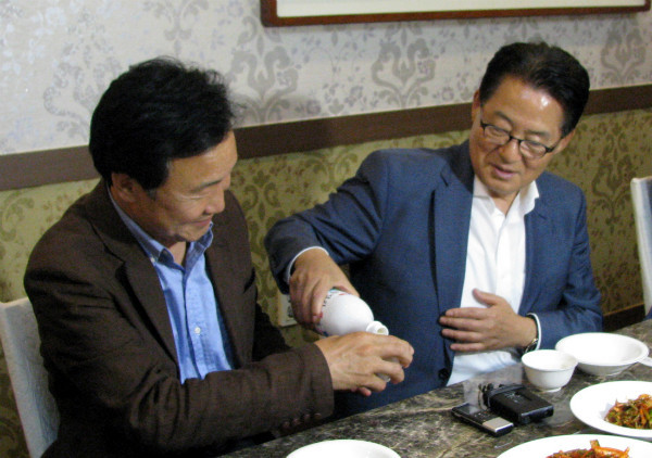 ▲ 국민의당 박지원 비상대책위원장이 지난 6월 3일 목포 이난영가요제가 파한 뒤, 인근 식당에서 열리고 있는 손학규 전 대표 지지자 모임에 참석해 건배사를 한 뒤 손학규 전 대표의 잔에 막걸리를 따르고 있다. ⓒ뉴시스 사진DB