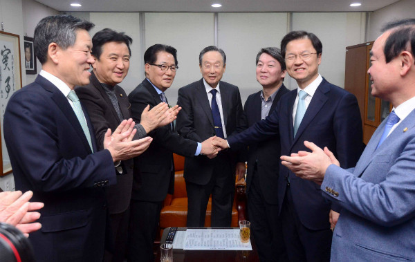 ▲ 지난 3월 무소속이던 박지원 의원이 의원회관 자신의 사무실에서 국민의당 입당 결정을 발표하자 당 지도부가 박수로 환영하고 있다. ⓒ뉴시스 사진DB