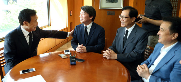 ▲ 국민의당 안철수 전 대표와 문병호 전략기획본부장, 김영환 사무총장 등이 지난달 21일 손학규 전 대표와 만나 대화를 나누고 있다. ⓒ뉴시스 사진DB