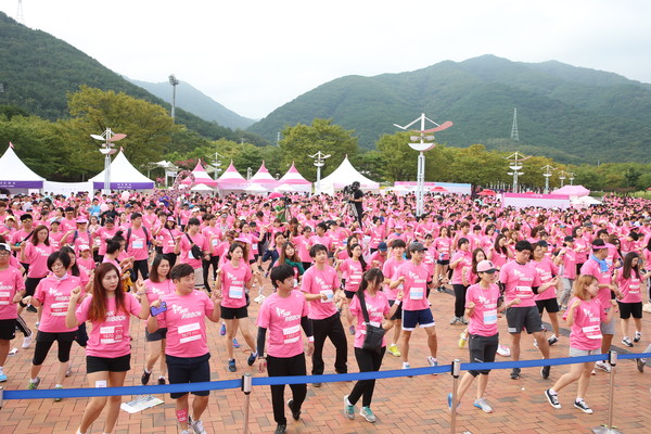 ▲ ‘2016핑크리본 사랑마라톤 대회’가 지난 11일 대구스타디움에서 개최된 가운데 참가자들이 출발 전 몸을 풀고 있다.ⓒ아모레퍼시픽 제공
