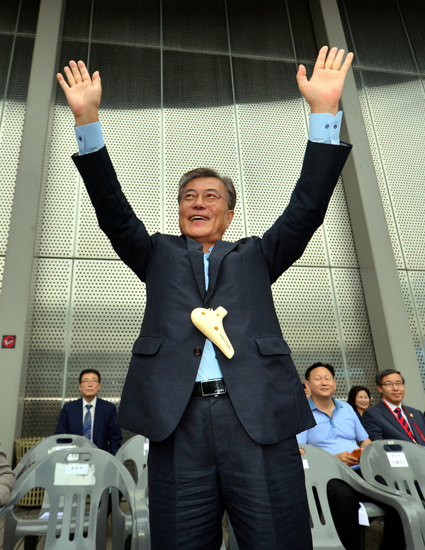 ▲ 더불어민주당 문재인 전 대표가 11일 오후 광주 동구 국립아시아문화전당 광장에서 열린 '1만5000명 오카리나 연주 도전' 현장을 방문해 손 인사를 하고 있다.ⓒ뉴시스