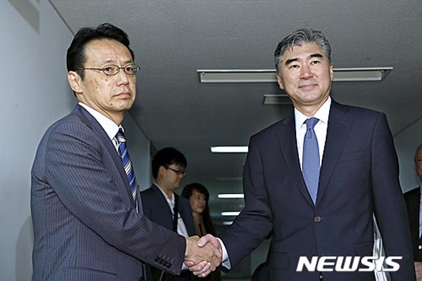 ▲ 지난 11일 일본에서 가나스기 겐지 日외무성 아시아 대양주 국장과 악수를 하는 성 김 美국무부 대북정책 특별대표. 12일 오후 한국을 찾는다. ⓒ뉴시스. 무단전재 및 재배포 금지.