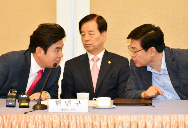 ▲ 새누리당 원유철 의원과 정우택 의원이 12일 국회본청 귀빈식당에서 열린 북핵 해결을 위한 의원 모임 긴급 간담회 도중 한민구 국방부장관을 사이에 두고 대화를 나누고 있다. ⓒ뉴시스 사진DB