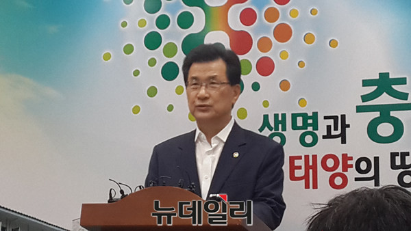 ▲ 이시종 충북도지사가 12일 기자회견을 열고 전상헌 충북경자청장의 사표를 반려한다고 밝히고 있다.ⓒ김종혁 기자