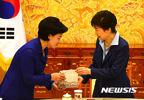 ▲ 박근혜 대통령이 12일 오후 청와대에서 여·야 3당대표와 회동한 가운데 더불어민주당 추미애 당 대표로부터 선물을 받고 있다. ⓒ뉴시스