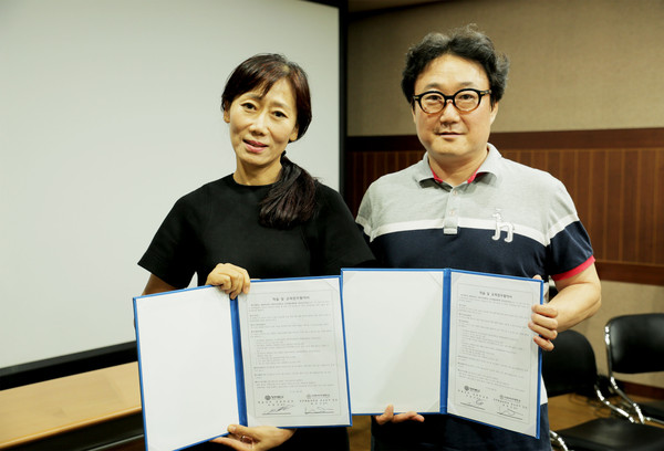 ▲ 청주대 영화학과 어일선(오른쪽)학과장이 이화여대 공연예술대학원 영상음악전공 최유리 교수와 협약을 체결한 뒤 포즈를 취하고 있다.ⓒ청주대