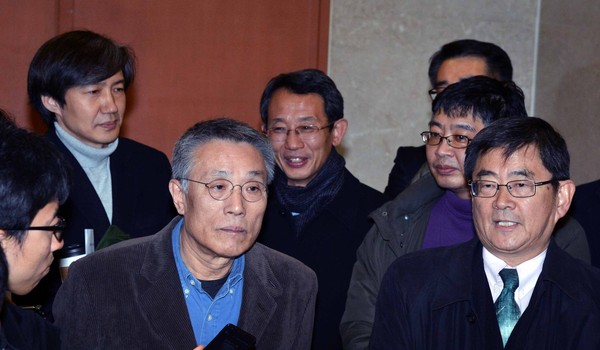 ▲ 왼쪽부터 황석영 소설가, 조국 서울대 법학대학원 교수, 정태인 새로운사회를여는연구원장, 우석훈 성공화대학교 교수, 안경환 서울대 법학대학원 교수. 이들은 18대 대선 당시 문재인 후보를 지원하는 '정권교체-새정치 국민연대' 구성을 제안했다. ⓒ 뉴시스