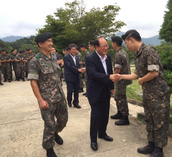 ▲ 류한우 단양군수(가운데)와 조선희 단양군의회 의장이 군부대를 방문 장병들을 격려하고 있다.ⓒ단양군