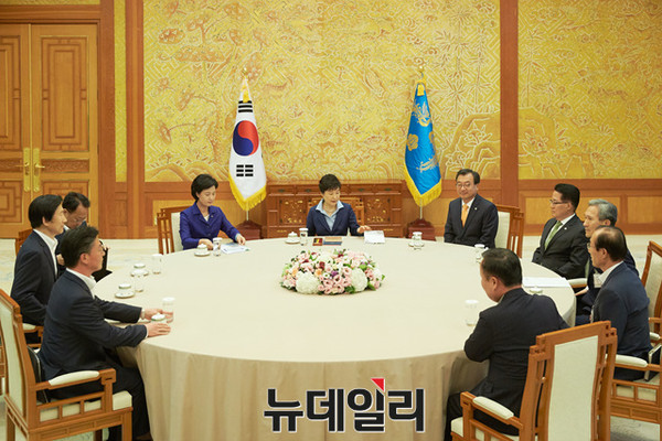 ▲ 박근혜 대통령이 12일 청와대에서 여야 3당 대표들과 회동을 하고 있다. ⓒ뉴데일리