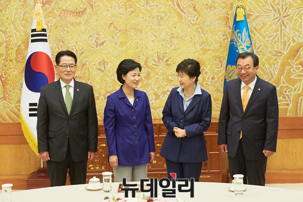 ▲ 박근혜 대통령이 12일 청와대에서 여야 3당 대표들과 회동을 하고 있다. ⓒ뉴데일리