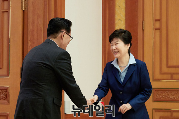 ▲ 박근혜 대통령이 12일 청와대에서 여야 3당 대표 회동에 참석한 국민의당 박지원 비대위원장과 인사를 나누고 있다. ⓒ뉴데일리