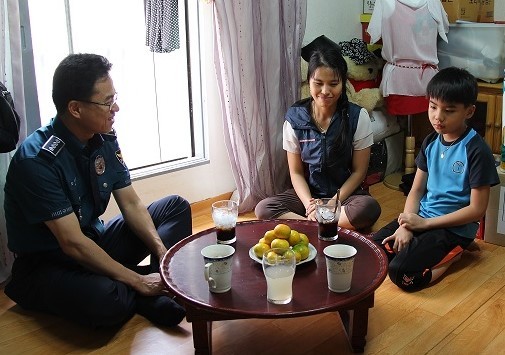 ▲ 오지용 단양경찰서장(왼쪽)이 다문화가정을 방문해 위문품을 전달하고 애로사항을 나누고 있다.ⓒ단양경찰서