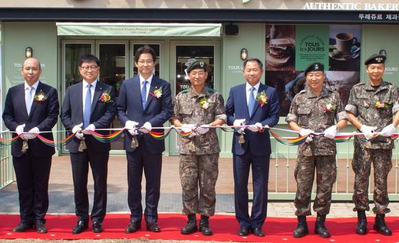 ▲ CJ푸드빌이 논산 육군훈련소와 업무협약을 맺고 뚜레쥬르 육군훈련소점 개소식을 진행했다고 12일 밝혔다. 김신일 뚜레쥬르 본부장, 정문목 CJ푸드빌 대표이사, 서상국 육군훈련소장(왼쪽 두 번째부터) 등 관계자가 테이프 커팅을 하는 모습.. ⓒCJ푸드빌