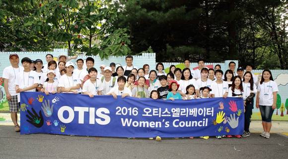 ▲ 지난 10일 서울 동작구 상현중학교 골목에서 진행한 '안전 벽화 그리기' 봉사활동에 참가한 오티스 엘리베이터 코리아 임직원 및 가족들이 완성된 벽화 앞에서 기념촬영을 하고 있다.ⓒ오티스엘리베이터코리아