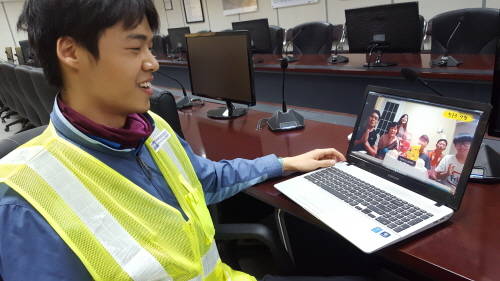 ▲ 카타르 현장서 근무하는 삼성물산 직원이 가족들이 보내온 영상메시지를 보고 있다. ⓒ 삼성물산