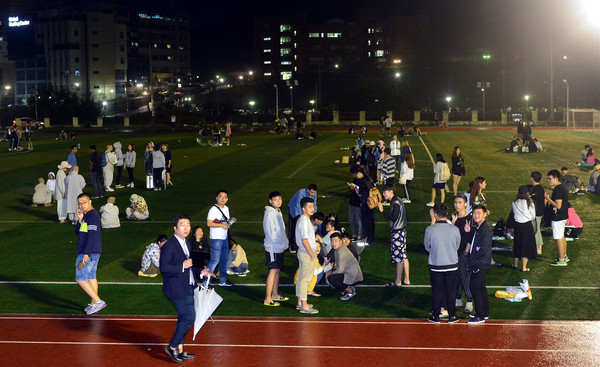 ▲ 경주시 석잔동 동국대학교 경주캠퍼스 기숙사에서 생활하는 학생과 학교 관계자 수백 명이 학교운동장으로 대피해 있다. ⓒ뉴시스