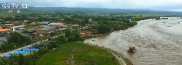 ▲ 북한 동북부 지역에 내린 기록적인 홍수로 함경북도 회령시 강안동 마을에서만 주민 200명이 실종 또는 사망한 것으로 알려졌다. 사진은 지난 2일 중국 측이 홍수로 고립돼 있던 북한 주민을 구조했다는 'CCTV' 보도 일부.ⓒ中'CCTV'중계영상 캡쳐