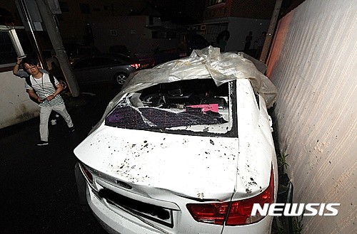 ▲ 12일 오후 경주에서 발생한 5.8규모의 지진 여파로 울산시 중구의 2층 단독 주택의 기와가 떨어져 주차된 차량이 파손돼 있다.   ⓒ 뉴시스