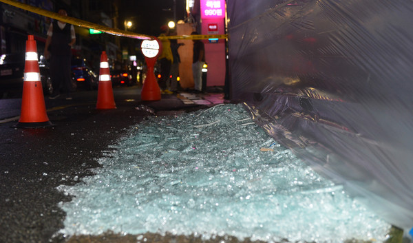 ▲ 12일 오후 경북 경주시 일대에 규모 5.8 지진이 발생한 가운데 지진의 영향으로 노동동 한 의류매장 출입구 유리창이 깨져 있다. ⓒ뉴시스