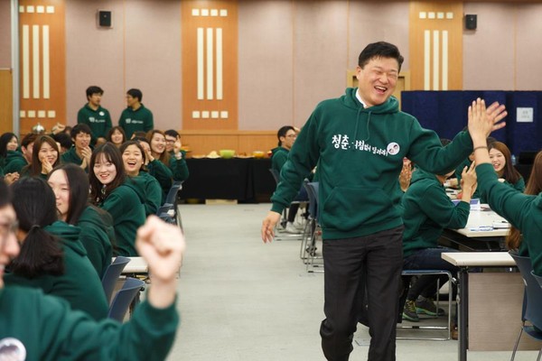 ▲ 청년일자리를 위한 자리에서 신 전 위원장은 늘 유쾌하다.ⓒ신용한 사무실