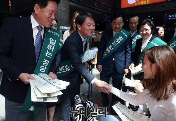 ▲ 국민의당 안철수 전 대표와 주승용 비상대책위원장 직무대행이 13일 서울 용산역을 방문해 시민들과 만나 악수를 나누고 있다. ⓒ뉴데일리 이종현 기자