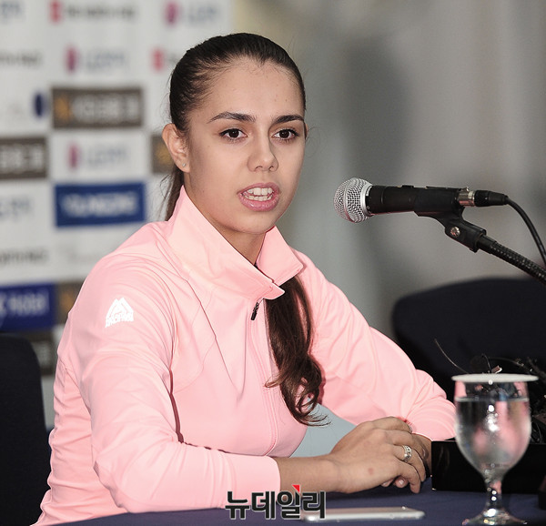 ▲ 왼쪽부터 러시아 출신 리우올림픽 금메달리스트 마르가리타마문(Margarita Mamun)선수, 국가대표 리듬체조 손연재(22세,연세대학교)선수 ⓒ 뉴데일리 공준표