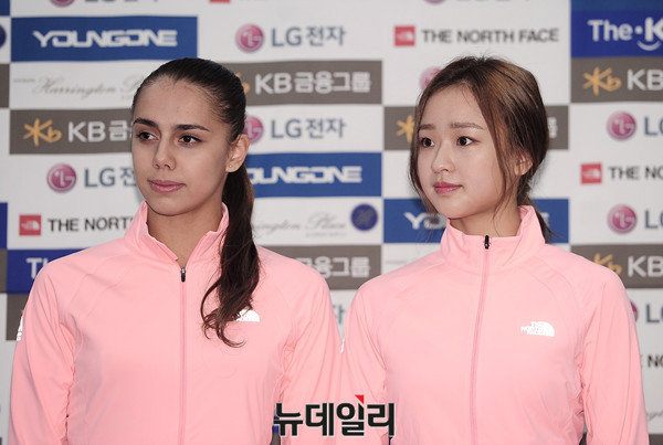 ▲ 왼쪽부터 러시아 출신 리우올림픽 금메달리스트 마르가리타마문(Margarita Mamun)선수, 국가대표 리듬체조 손연재(22세,연세대학교)선수 ⓒ 뉴데일리 공준표