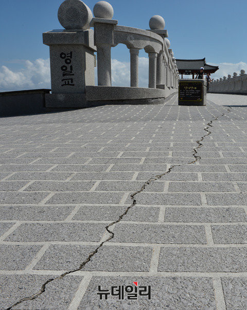 ▲ 포항 영일대 해수욕장 해상누각 바닥에 생긴 대형 균열.   ⓒ 정상윤 기자