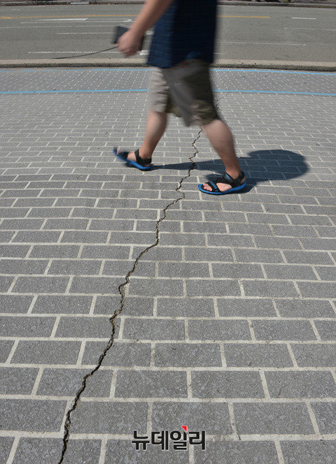 ▲ 포항 영일대 해수욕장 해상누각 바닥에 생긴 대형 균열.   ⓒ 정상윤 기자