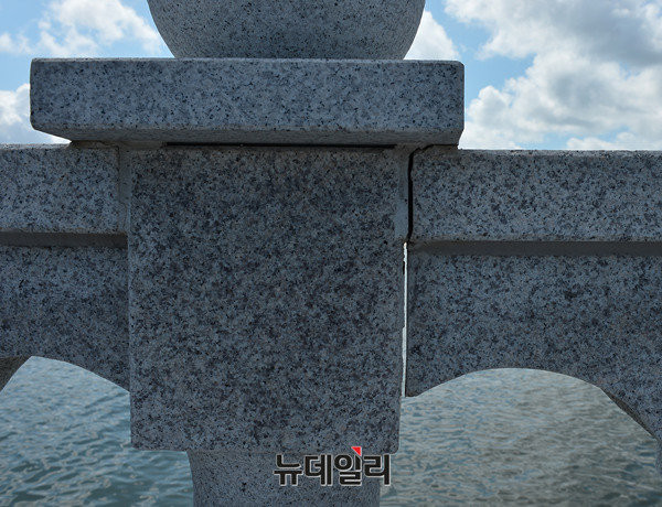 ▲ 포항 영일대 해수욕장 해상누각 바닥에 생긴 대형 균열.   ⓒ 정상윤 기자