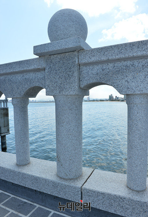 ▲ 포항 영일대 해수욕장 해상누각 바닥에 생긴 대형 균열.   ⓒ 정상윤 기자