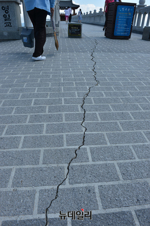 ▲ 포항 영일대 해수욕장 해상누각 바닥에 생긴 대형 균열.   ⓒ 정상윤 기자