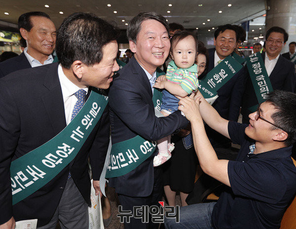 ▲ 안철수 국민의당 전 상임공동대표(가운데)가 추석 연휴를 하루 앞둔 13일 서울 용산역을 찾아 시민들에게 귀성 인사를 하고 있다.ⓒ뉴데일리 이종현 기자