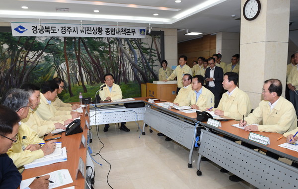 ▲ 김관용 경북도지사가 13일 오후 경주 지진상황실이 차려진 경주시청을 찾아 지진대비 상황을 철저히 점검했다. 김 지사는 이날 경주시에 예비비 3억원을 지원하기로 했다.ⓒ경주시 제공