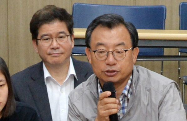 ▲ 새누리당 김성태 국민공감전략위원장이 13일 탈북학생 교육기관인 서울 남산의 여명학교를 찾은 자리에서 이정현 대표의 인사말을 경청하고 있다. ⓒ뉴시스 사진DB