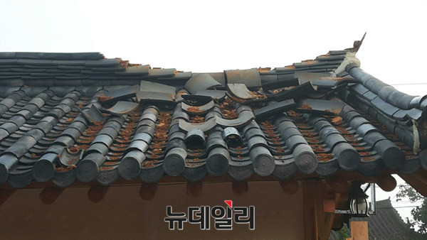 ▲ 경주에서 발생한 규모 5.8 지진으로 경주 인근 한옥의 지붕이 무너졌다. ⓒ뉴데일리 이종현 기자