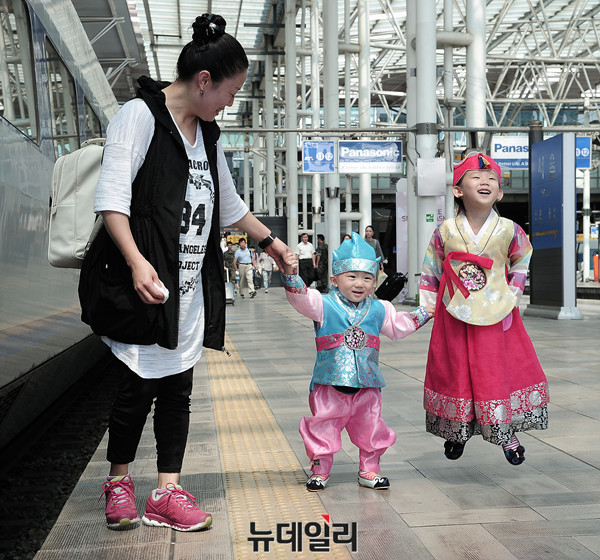 ▲ 추석 귀성길에 오른 가족. ⓒ뉴데일리 공준표 기자