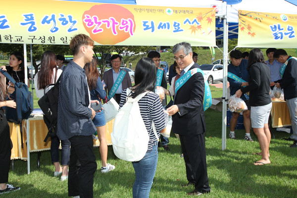 ▲ 홍덕률 총장이 추석 귀향버스를 이용해 고향으로 떠나는 학생들에게 간식을 전달하며 명절 인사를 전하고 있다.ⓒ대구대 제공