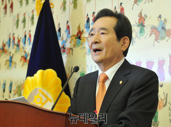 ▲ 정세균 국회의장과 3당 원내대표가 15일 전직 주한 대사 및 전직 주한미군 사령관 초청간담회를 연다. 안보적 측면에 대한 의견이 높은 가운데, 국회의장과 더민주 우상호 원내대표가 미국에 대한 저자세를 계속 이어갈지 주목된다. ⓒ뉴데일리 이종현 기자