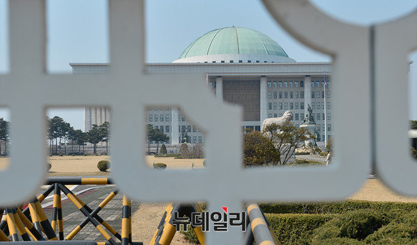 ▲ 여야가 대선을 1년 앞두고 20대 국회의 첫 국정감사를 진행한다. 오는 26일부터 20여 일 간 열리는 이번 국감에서는 국방위와 교문위가 치열한 공방전을 펼칠 것으로 예상된다. ⓒ뉴데일리 정상윤 기자