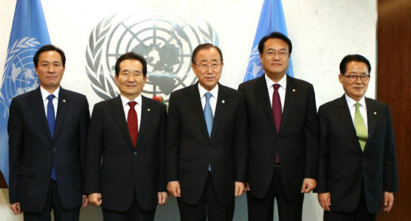 ▲ 반기문 유엔사무총장이 16일 새벽(한국시각) 미국 뉴욕의 유엔본부에서 정세균 국회의장과 정진석·우상호·박지원 여야 3당 원내대표와의 회동에 앞서 기념 촬영을 하고 있다. ⓒ국회의장실 제공