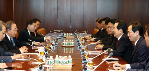 ▲ 반기문 유엔사무총장이 16일 새벽(한국시각) 미국 뉴욕의 유엔본부에서 정세균 국회의장과 정진석·우상호·박지원 여야 3당 원내대표와의 회동을 진행하고 있다. ⓒ국회의장실 제공