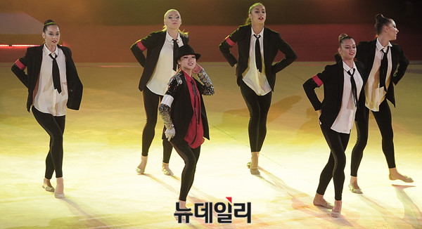 ▲ 붉은색 셔츠를 입은 손연재 선수 ⓒ 뉴데일리 공준표