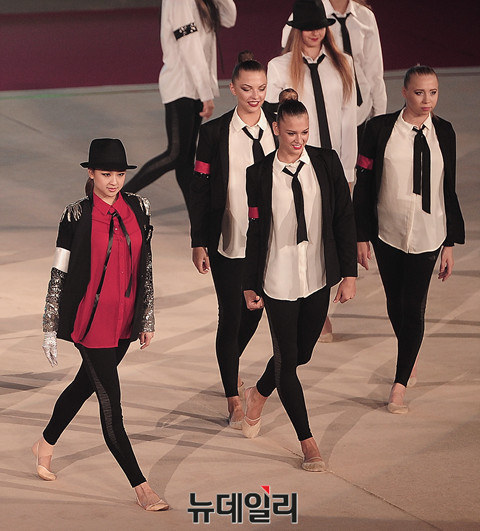 ▲ 붉은색 셔츠를 입은 손연재 선수 ⓒ 뉴데일리 공준표