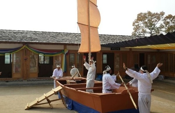 ▲ 지난해 충북민속예술축제 대상을 차지한 중원민속보존회 목계나루뱃소리 공연 모습.ⓒ충북도