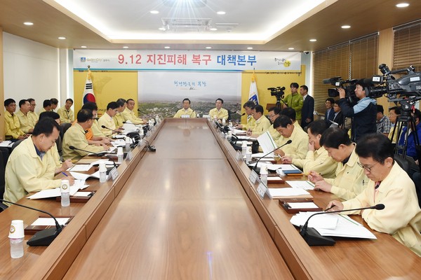 ▲ 9.12 경주지진 발생과 관련해 긴급 지진피해 복구를 위한 재난특별교부세 27억원이 확보돼 응급복구비에 투입된다. 사진은 지난 17일 박인용 장관의 경주 재난대책 현장 방문 모습.ⓒ경북도 제공