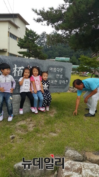 ▲ 이용대씨가 봉양초등학교에서 잡초제거작업을 하고 있다.ⓒ김정원 기자